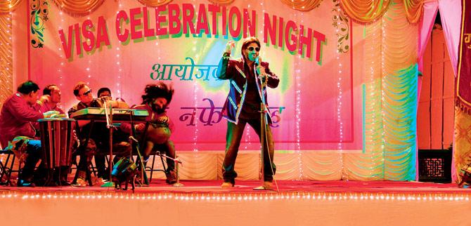 Arshad Warsi in the Mata ka e-mail song from the just-released Guddu Rangeela