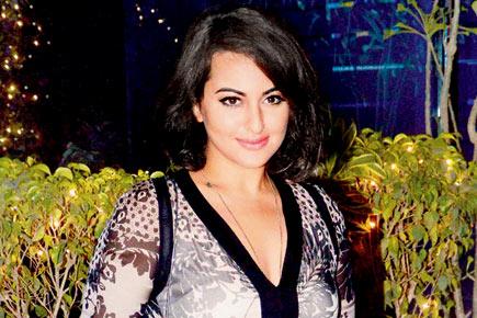 Sonakshi Sinha travels in local train for her film 'Akira'
