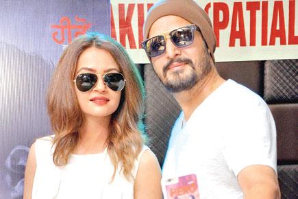 Jimmy Shergill clicks a selfie with co-star Surveen Chawla