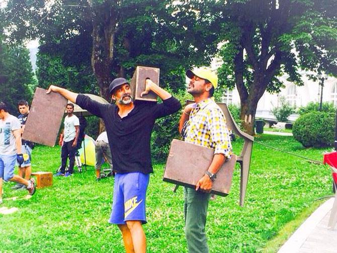 When Akshay Kumar lifted props on sets of 