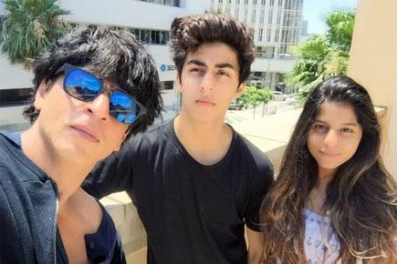 SRK clicks selfie with kids Aryan, Suhana in California
