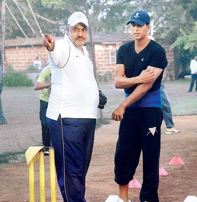 Akshay Kumar (right) training with former cricketer Balwinder Singh Sandhu at PA Mhatre Sports Academy for Patiala House (2011)