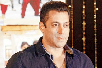 Salman Khan visits 'Dishoom' set