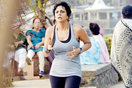 Spotted: Mandira Bedi jogging at Bandra Bandstand