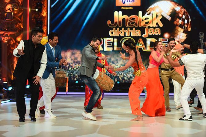 Shahid Kapoor dances along with Karan Johar, Ganesh Hegde, LAuren Gottlieb and contestants on 