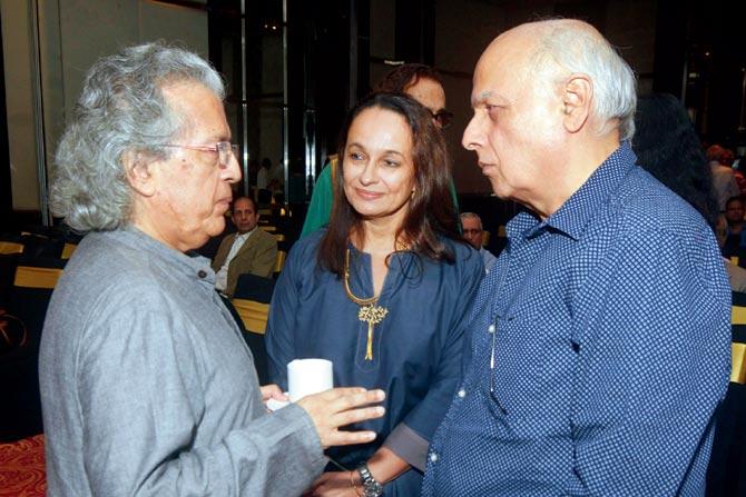 Mahesh Bhatt and Soni Razdan with columnist  Anil Dharker