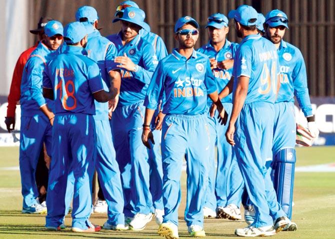 India skipper Ajinkya Rahane (centre) leads his team off the field after winning the second ODI vs Zimbabwe at Harare on Sunday. Pic/AFP