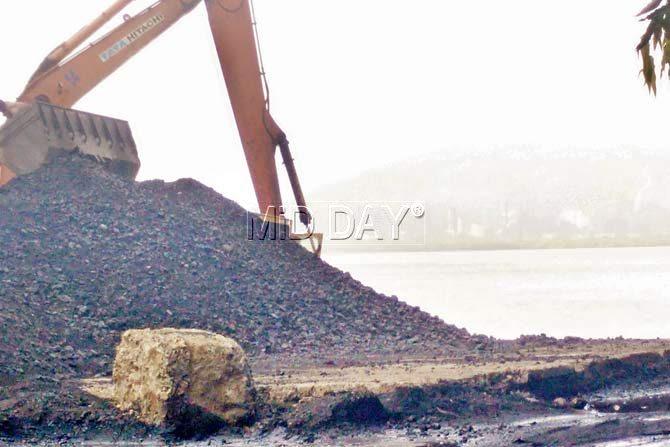 Black mountains: At Haji Bunder, coal needed by regional power companies is stored. Due to oversilting, this pier suffers a very shallow draft depth 
