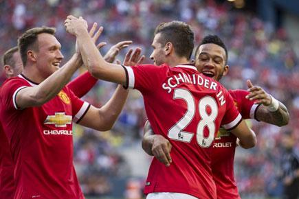 Morgan Schneiderlin scores on debut for Manchester United