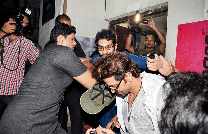 Hrithik Roshan gets manhandled by a fan at a multiplex, during the screening of his last release, Bang BangHrithik Roshan gets manhandled by a fan at a multiplex, during the screening of his last release, Bang Bang