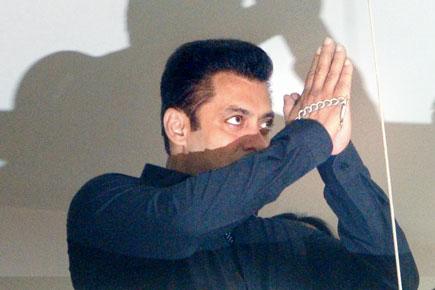 Salman Khan greets his fans on Eid