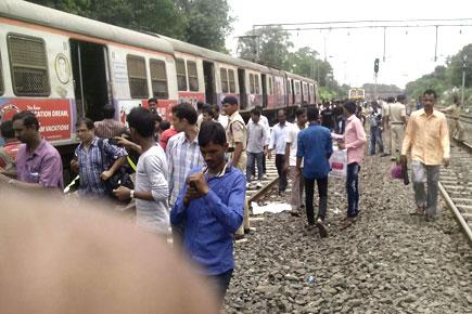 Train coach derails between Dombivli and Thakurli