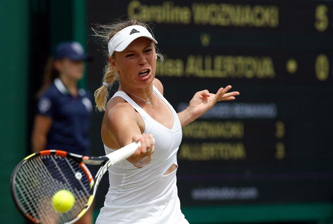 Tennis: Caroline Wozniacki wins with a wobble at Wimbledon