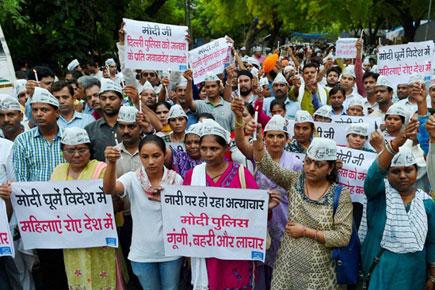 AAP supporters protest against Delhi Police