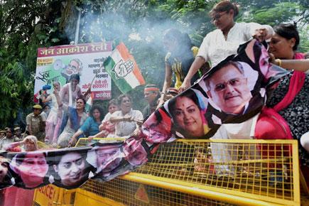 Mahila Congress activists protest against Sushma Swaraj