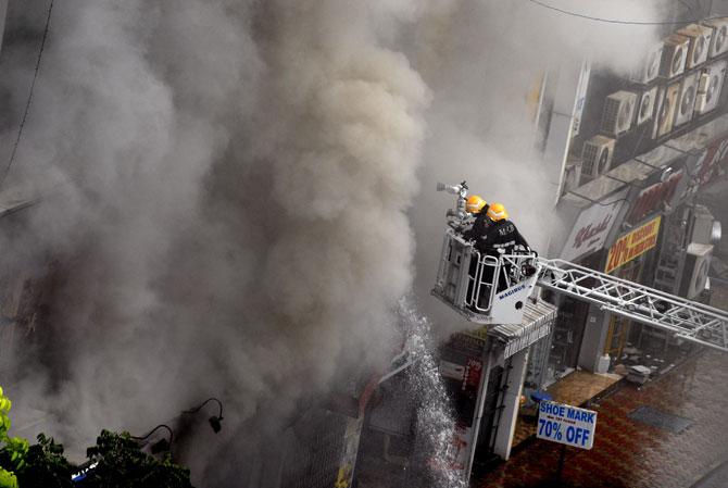 Watch video: Fire breaks out at shopping complex on Linking Road in Mumbai