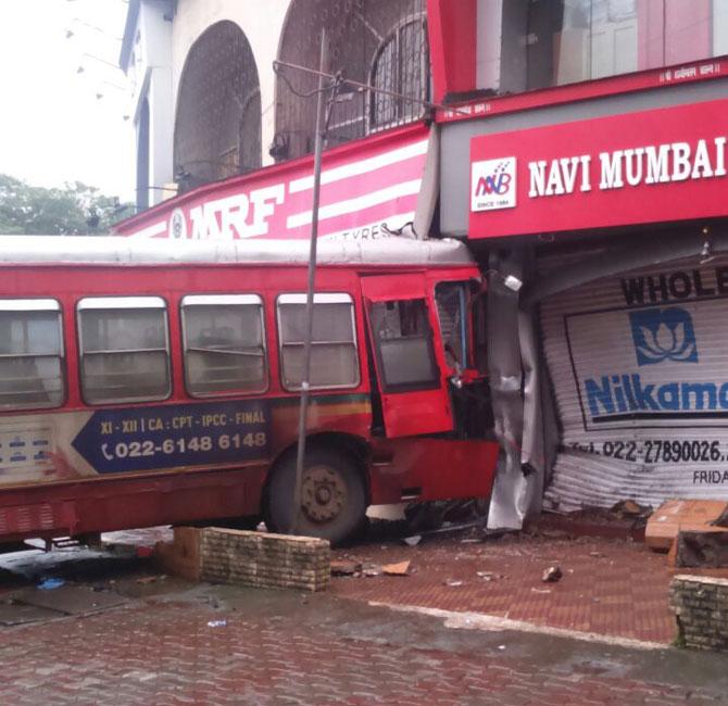 Ten injured as NMMT bus rams at APMC market in Navi Mumbai