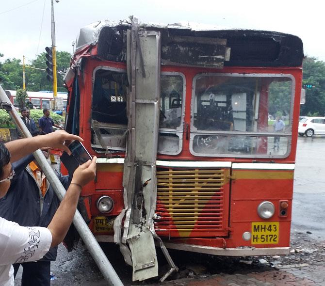 Ten injured as NMMT bus rams at APMC market in Navi Mumbai