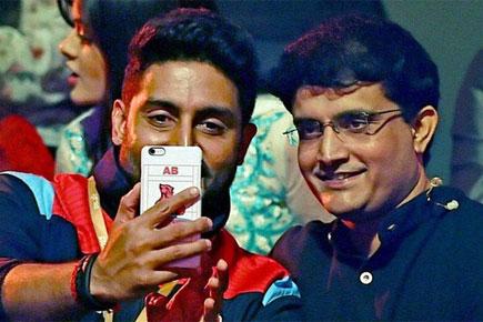 Abhishek Bachchan clicks a selfie with Sourav Ganguly!