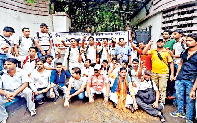 Members of Bihar Players Association protest outside the residence of  BCCI president Jagmohan Dalmiya in Kolkata on Saturday. Pic/PTI
