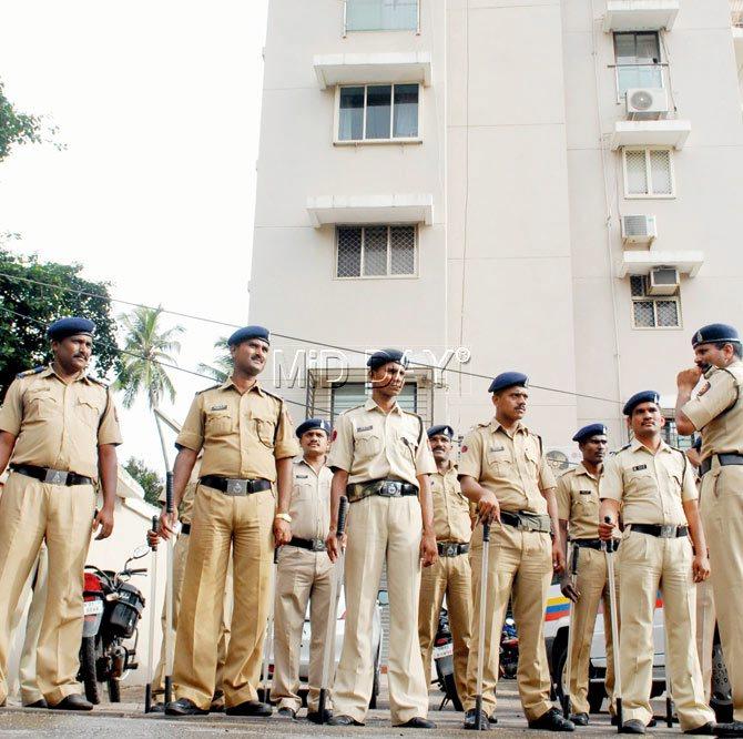 Security outside Salman Khan’s Galaxy apartments in Bandra was beefed up ahead of the Bharatiya Janata Yuva Morcha’s protest against the star’s tweets in defence of Yakub Memon, the man convicted for the 1993 serial blasts in Mumbai. Of the 11 people convicted in the case, Yakub was the only one to be given the death sentence. Salman had posted saying that instead of Yakub, his brother, Tiger Memon, the main accused in the case and who is absconding, should be the one to be hanged. PIC/SHADAB KHAN