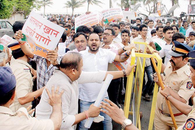 BJP workers protest outside actor Salman Khan’s house on Sunday, demanding an apology after he posted tweets in favour of 1993 blasts convict Yakub Memon. Pic/PTI 