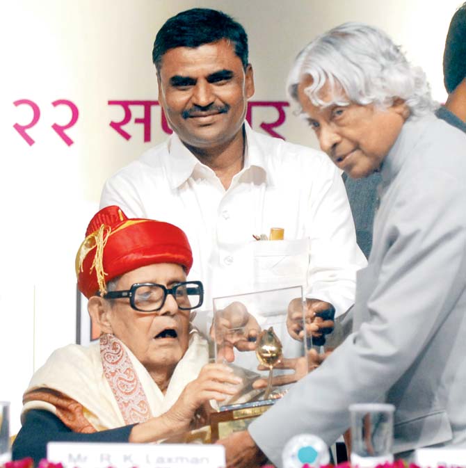 The former President presented the Bharat Bhushan award to  R K Laxman in 2013