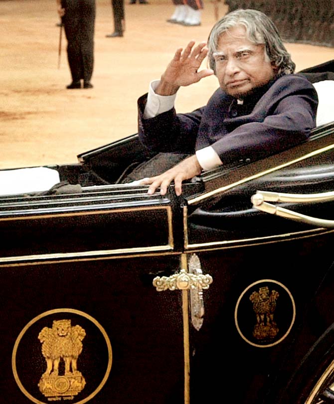 APJ Abdul Kalam, salutes a guard of honour at the presidential palace in New Delhi, pics/AFP