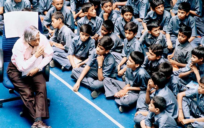 APJ Abdul Kalam interacts with students of Jain Vidyaniketan School at  Sri Bhagwan Mahaveer Jain College in Bangalore  in 2002