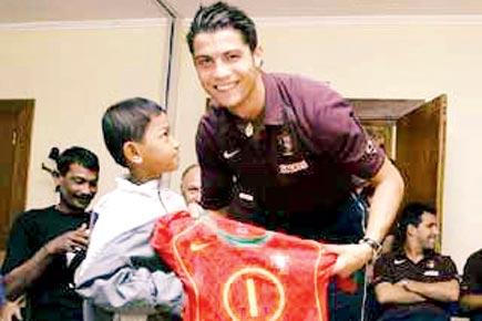 Tsunami victim rescued wearing Ronaldo's jersey signs for Lisbon