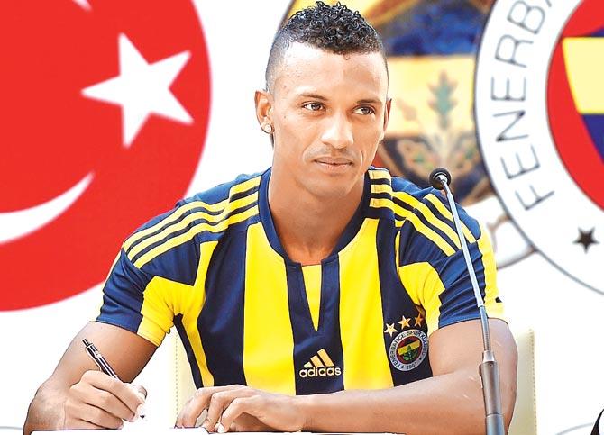 Winger Nani signs a contract in Istanbul yesterday. Pic/AFP