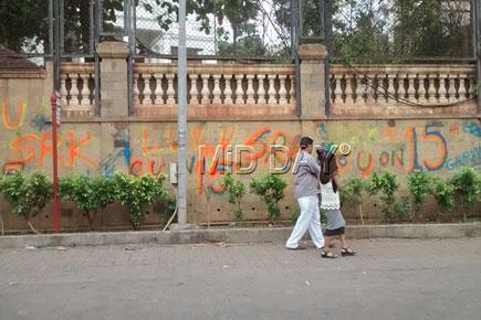 SRK shocked by graffiti on walls of his bungalow Mannat
