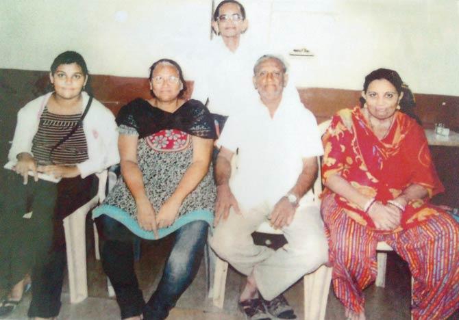 Amruta (extreme left in white top), with her family. Satish Apte is standing behind; (inset) The wedding invite for what looked like a marriage made in heaven