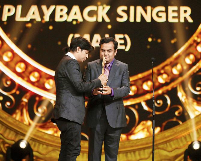 Anirudh Dhoot, Director, Videocon along with Shraddha Kapoor presents Best Playback Singer, Male to Ankit Tiwari