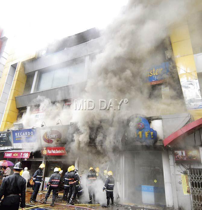 Firemen rush in to put out the fire at Bandra Linking Road. Pic/Rane Ashish