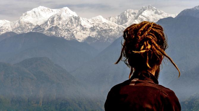 Boris Kanev facing the mighty Kanchenjunga from Pelling, Sikkim. Pic courtesy/rovingSnails.com