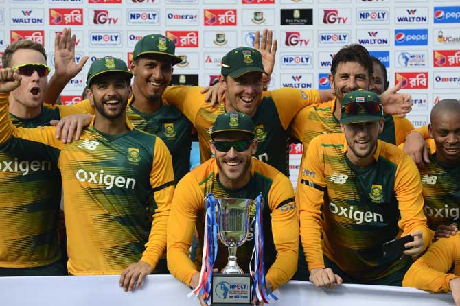 Proteas team with T20 trophy