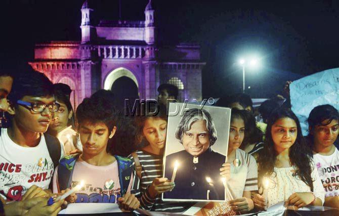 Some college students held a candlelight march from Churchgate to the Gateway of India yesterday in memory of Dr Kalam. Pic/Bipin Kokate