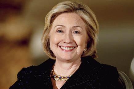 Hillary Clinton to hand over private email server
