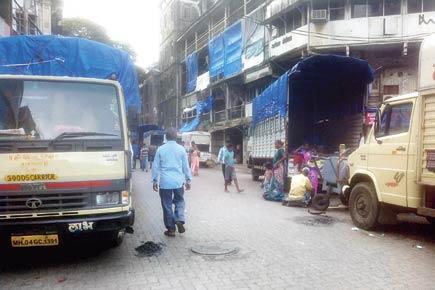 Mumbai: Why Chira Bazaar residents are parking cars at Nariman Point