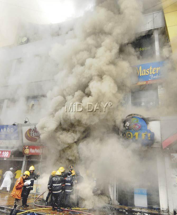 It took nearly four hours to douse the blaze at Kenilworth Mall on Linking Road. Pic/Rane Ashish