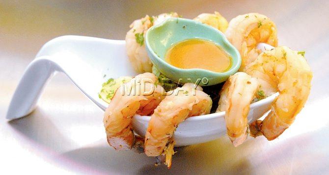 King Prawns served in a cazuela with an olive oil, garlic and chilli dip