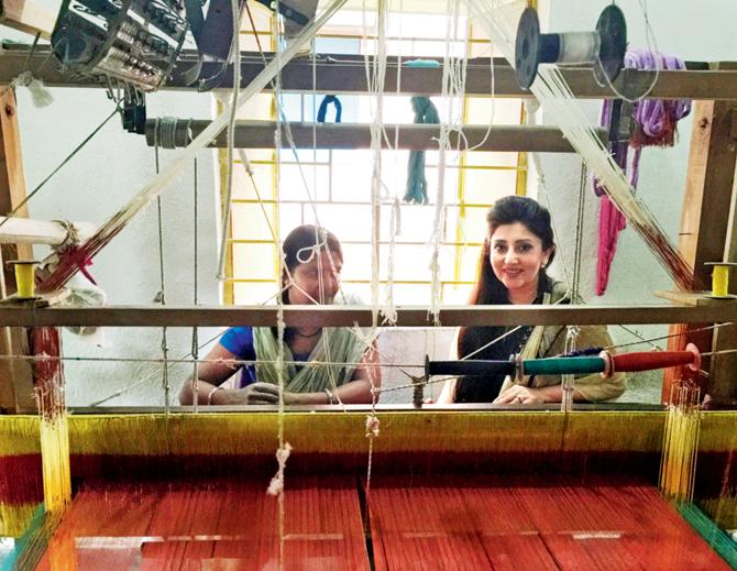Kochhar (right) guided the weavers to make a few changes in the weaving pattern and also adopt a new colour palette