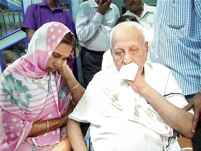 Mohammed Muthu Meera Lebbai Maraikayar, the 99-year-old elder brother of Dr Kalam, with relatives. PIc/PTI