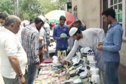 Muslims in Kashmir flock markets during Ramadan