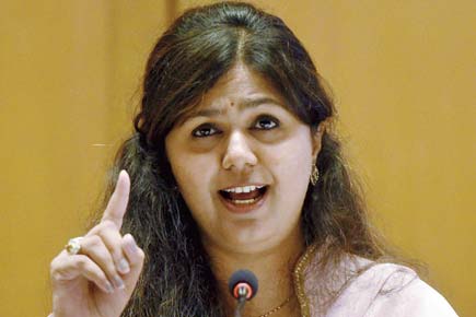 All-out defence for Vinod Tawde, but Pankaja Munde left to fend for herself?