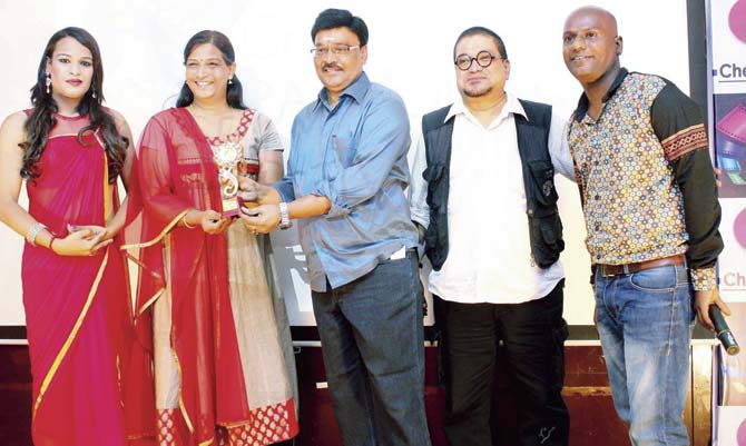 Priya Babu receives the award from Bhagyaraj