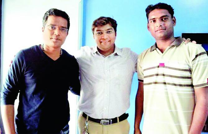 Rasik Gala (middle), flanked by the two Good Samaritans Jay Davate (left) and Vikramsen Pawar, who tracked him down to return his wallet to him.