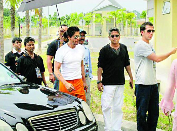SRK with his entourage