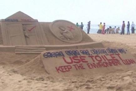 Sand artist creates sculpture to raise awareness about sanitation